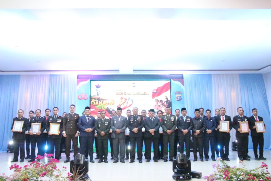 Syukuran Hari Bhayangkara ke-80, Kapolres Inhu Berikan Penghargaan kepada 19 Personel Berprestasi