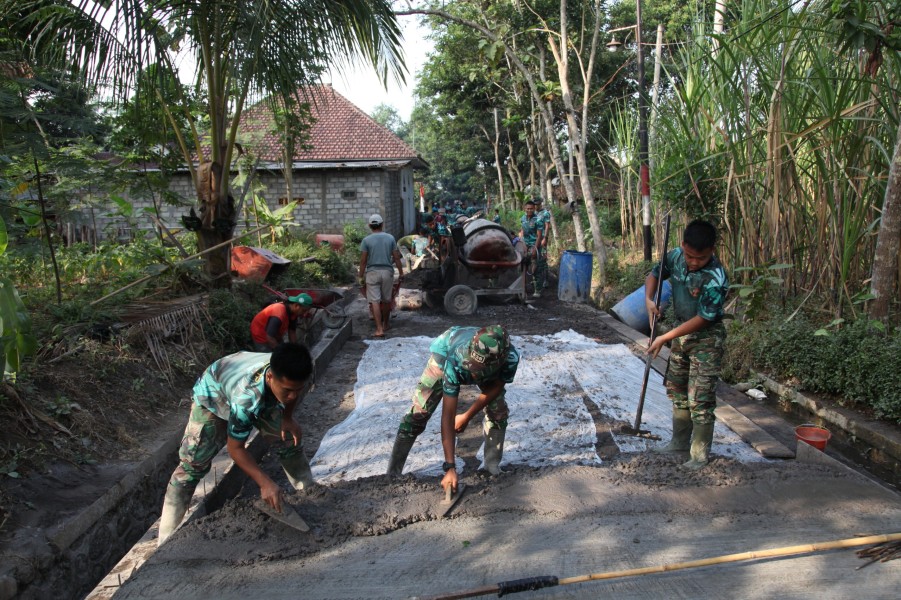 Pengecoran Rabat Jalan TMMD ke-129 Terus Dikebut, Percepat Penyelesaian Infrastruktur Desa