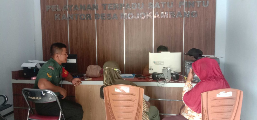 Sertu Sujoni Sambang Balai Desa Bandarkedungmulyo