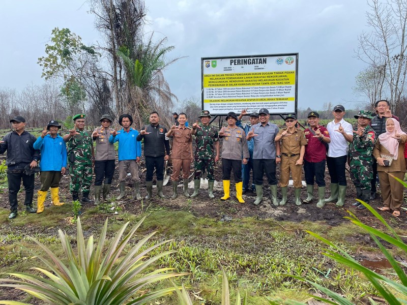 Kapolres Inhil dan Forkopimda Pasang Plang Larangan di Lahan Bekas Kebakaran di Kecamatan Kempas