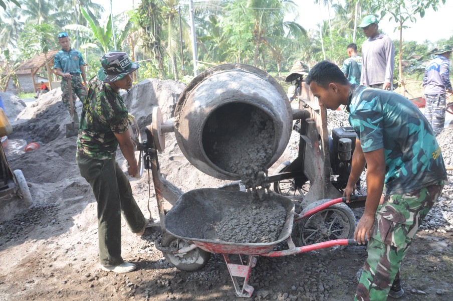 Rabat Beton Capai 92 Persen, Serda Erik Andriawan Kebut Pengecoran dengan Arco