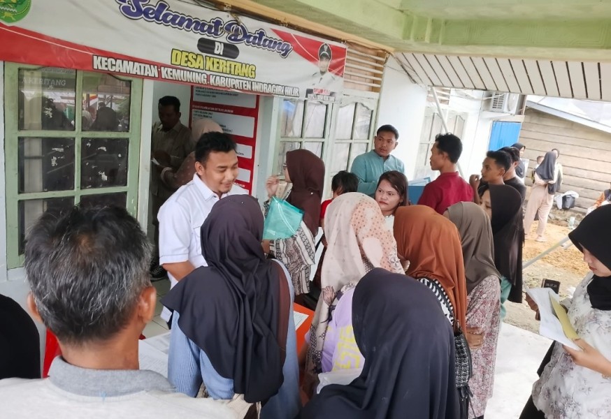 Mudahkan Pelayanan, Pemdes Keritang Datangkan Disdukcapil ke Kantor Desa