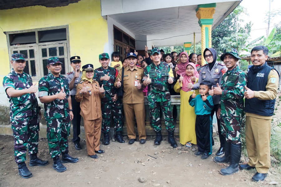 Sempatkan Sapa Warga, Brigjen TNI Mukhlis Ciptakan Suasana Akrab di Lokasi TMMD
