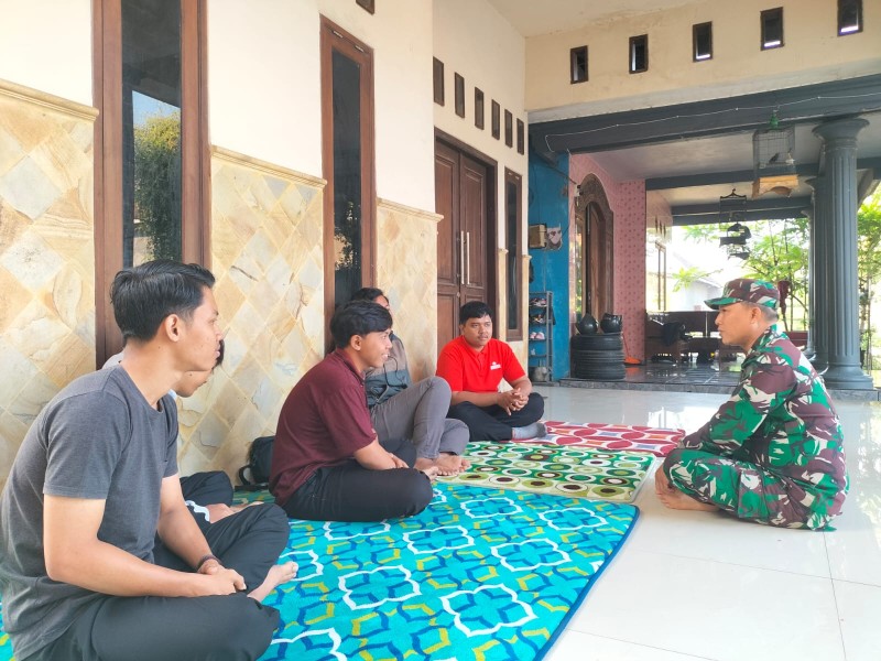Serka Yoyok Komsos dengan Warga Desa Mojowangi