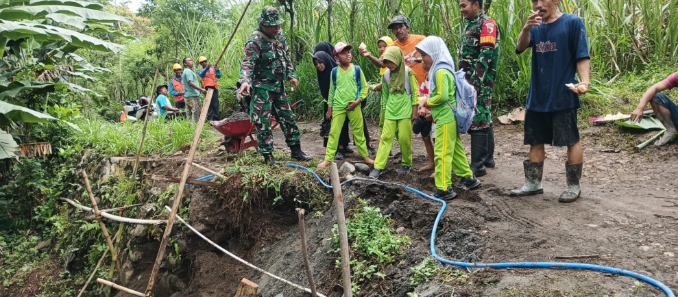 Satgas TMMD Ke-128 Edukasi Siswa di Klagin, Waspadai Longsor Saat Musim Hujan