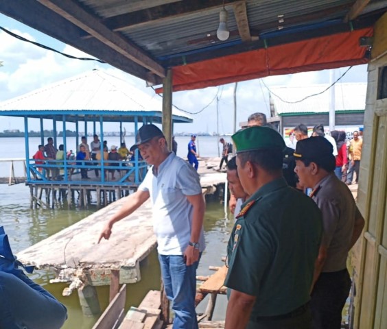 Jerambah Beton Desa Tanjung Pasir Runtuh, Kapolres Inhil Prihatin