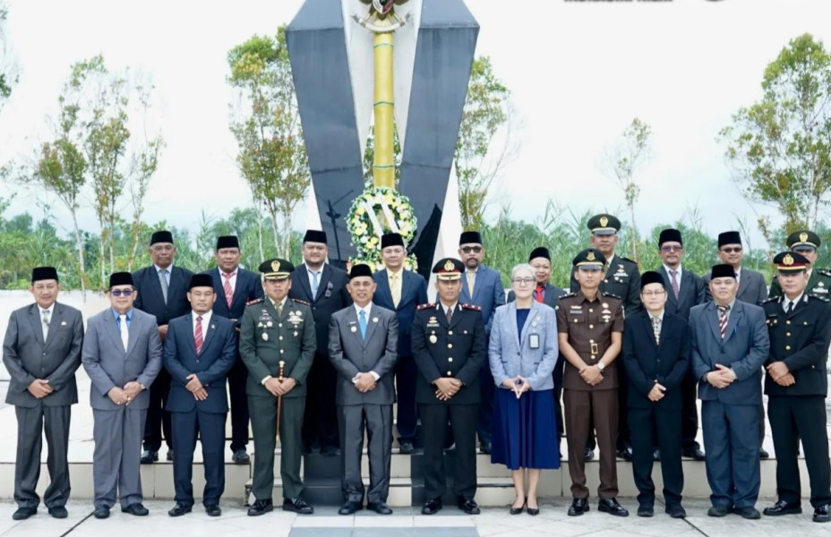 Peringati Hari Kebangkitan Nasional Ke-116, Pj Bupati Herman Ziarah Ke TMP Yudha Bhakti Tembilahan