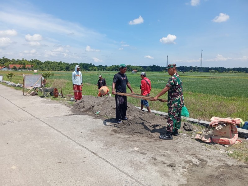 Kopka Zoni Bersama Warga Bangun Drainase di Desa Manduro
