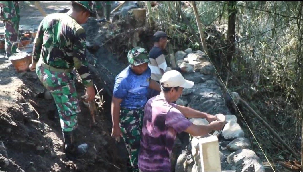 TMMD ke 128 Terus Kebut Pembangunan Tanggul Penahan Tanah (TPT) di Desa Brabe Antisipasi Longsor dan Abrasi Jalan