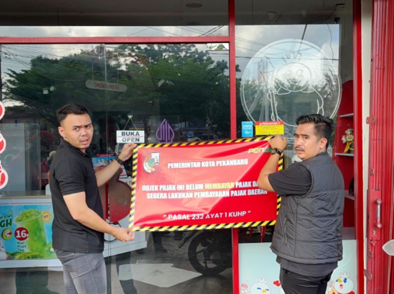 Bapenda Pekanbaru Pasangi Stiker Penunggak Pajak di Sejumlah Restoran