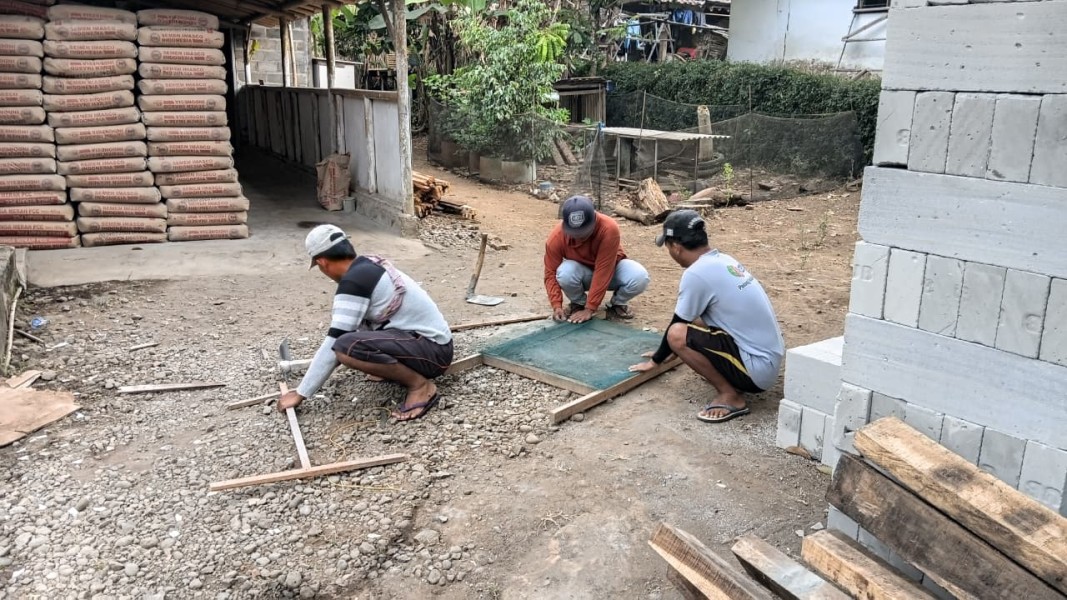 Semangat Warga Tak Menunggu Komando, Pak Ahmad Awali Pekerjaan Rabat Beton Demi Percepatan TMMD