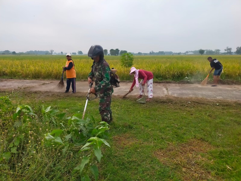 Babinsa Koramil Gudo dan Warga Gelar Karya Bakti Bersihkan Area Petilasan di Desa Mentaos