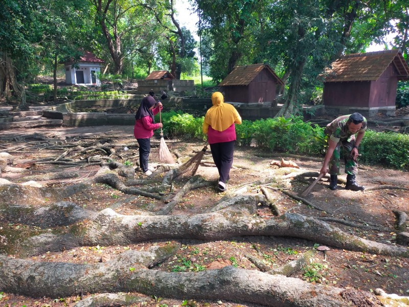 Serka Sutikno Bersama Warga Gotong-Royong Bersihkan Lingkungan Wisata di Desa Made