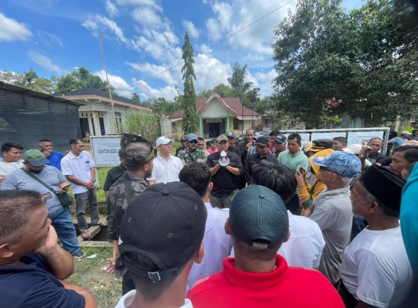 Tak Ada Data, Masyarakat Cegat PT Agrinas Pasang Plang di Desa Lubuk Besar