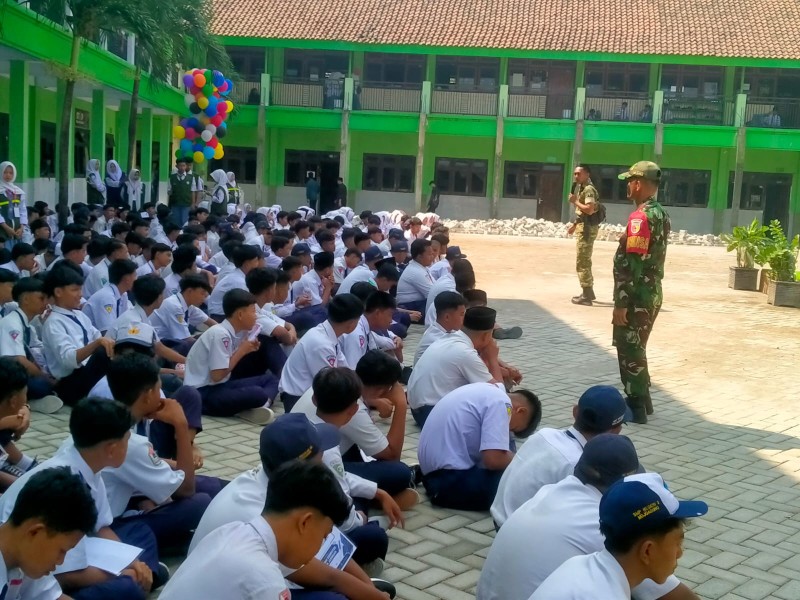 Anggota Koramil Mojoagung Beri Pembekalan di SMK Unggulan NU