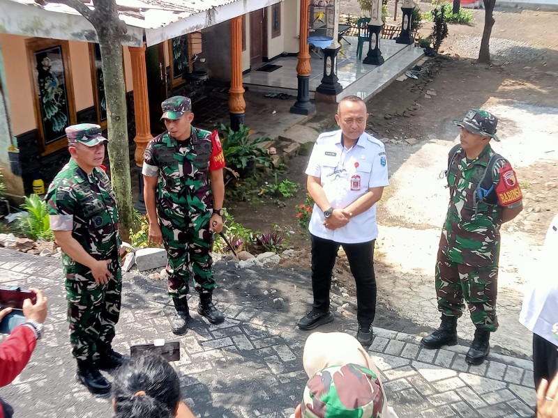 Danrem 083/Bdj Tinjau Langsung Pembangunan Paving TMMD Ke-128 di Desa Brabe