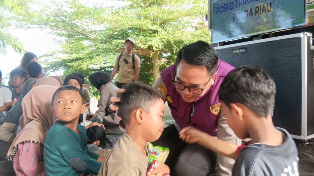Tim Trauma Healing Mabes Polri Pulihkan Korban Pascabencana