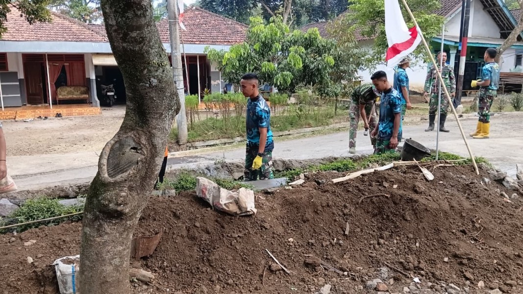 Kerja Nyata TMMD ke-129, Serda Edi Supriyanto Teruskan Pengerjaan Drainase Warga
