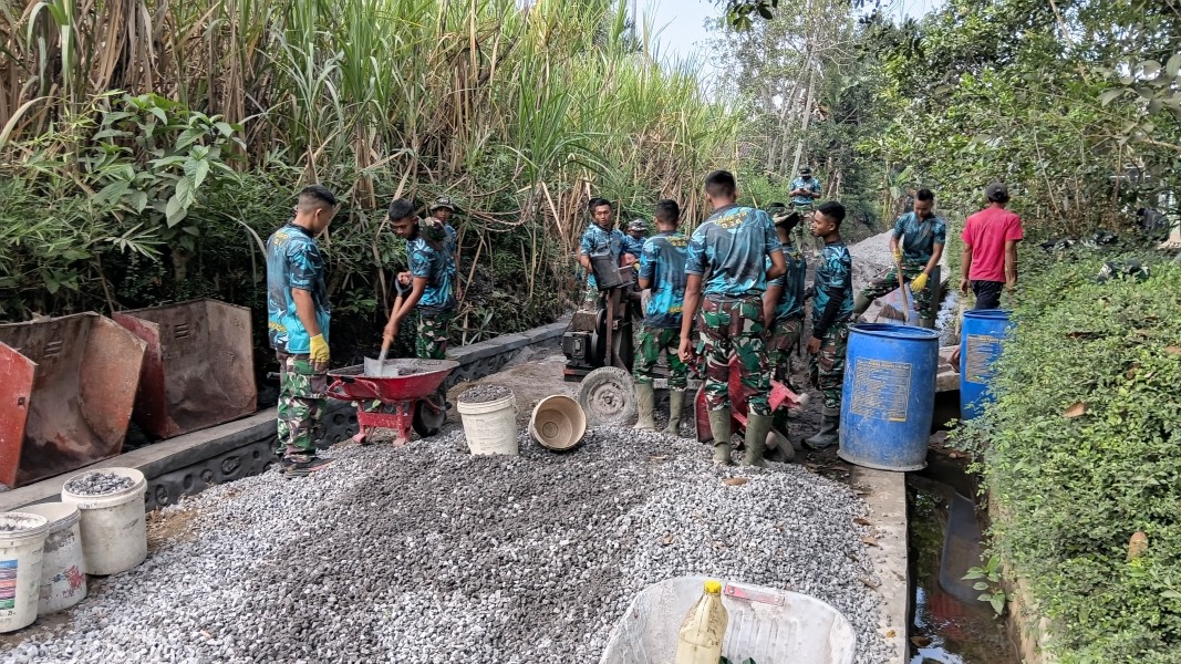 Warga Bersama Satgas TMMD ke-129 Lanjutkan Pengecoran Jalan, Semangat Gotong Royong Terus Menguat