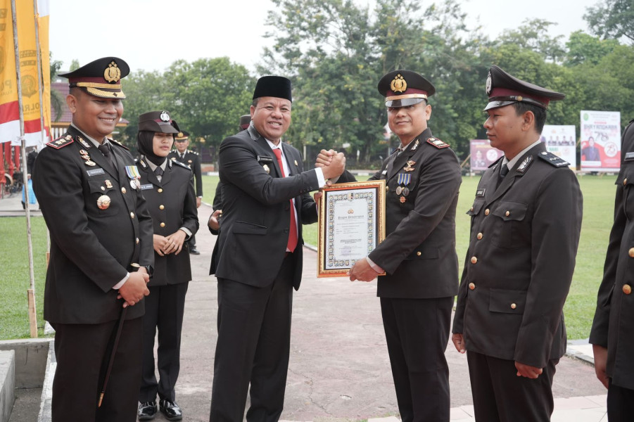 AKP Hendra Setiawan Menerima Piagam Penghargaan Dari Kapolres Kuansing