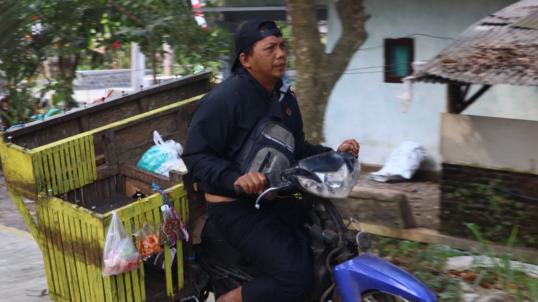 Jalan Rabat Beton TMMD Mudahkan Pak Ramli Jualan Sayuran, Warga Rasakan Manfaat Nyata