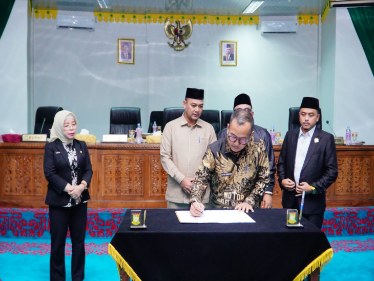 Pj Bupati Kampar Sampaikan Pidato pada Paripurna Pembahasan 21 Ranperda dan Laporan Banggar terkait RAPBD 2024