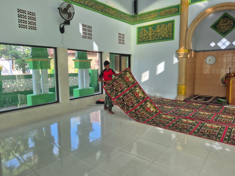 Jelang Shalat Jumat, Satgas Bersihkan Masjid