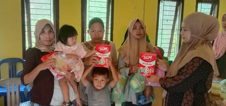 Pemdes Lubuk Besar Bagikan Susu Formula dan Makanan Tambahan untuk Balita
