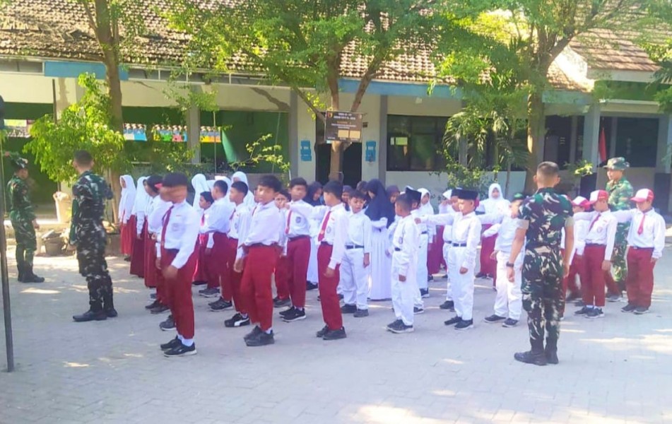 Sambut Semarak HUT RI: Satgas TMMD 129 Bojonegoro Gembleng PBB Siswa SD Kesongo