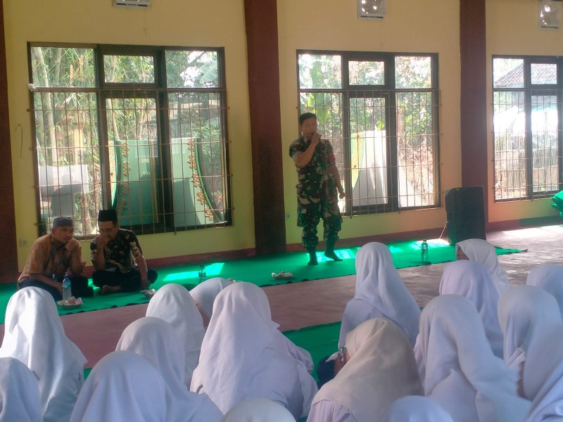Tumbuhkan Jiwa Patriotisme dan Cinta Tanah Air, Babinsa Koramil Mojowarno Bekali Wasbang