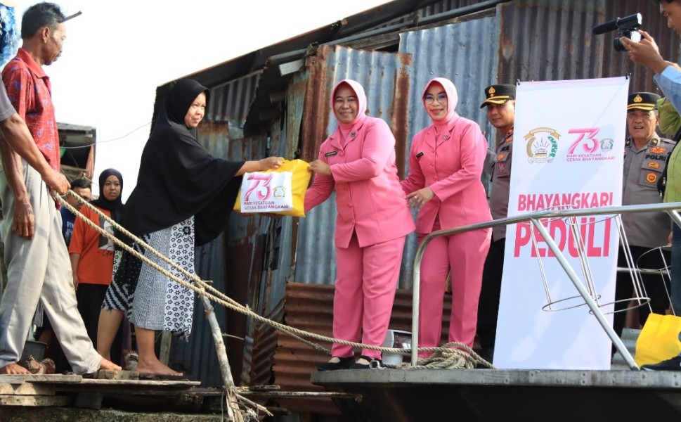 Polres Inhil Salurkan 200 Paket Sembako kepada Warga Pesisir