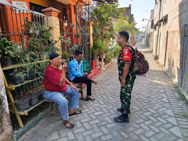 Babinsa Koramil Kota Jombang Pantau Wilayah Teritorial