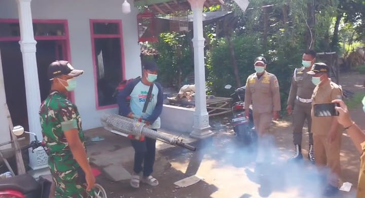 Cegah Demam Berdarah, Satgas TMMD Ke-128 Lakukan Fogging di Lingkungan Warga Dusun Rowo