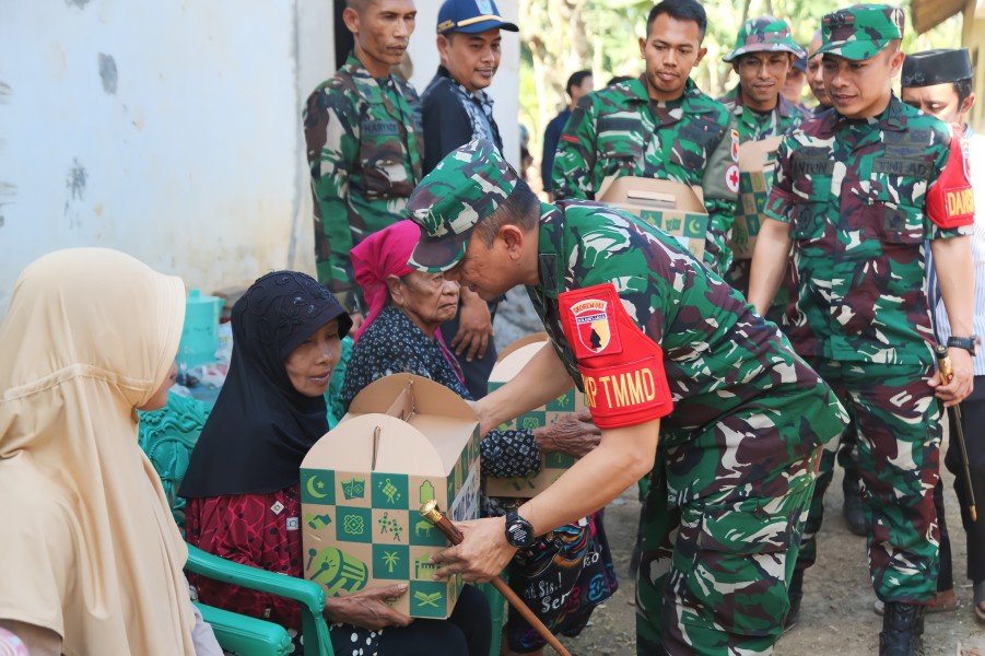 Kepedulian Danrem 083/Baladhika Jaya Hadir di TMMD ke-129, Bingkisan untuk Warga Perkuat Semangat Kebersamaan