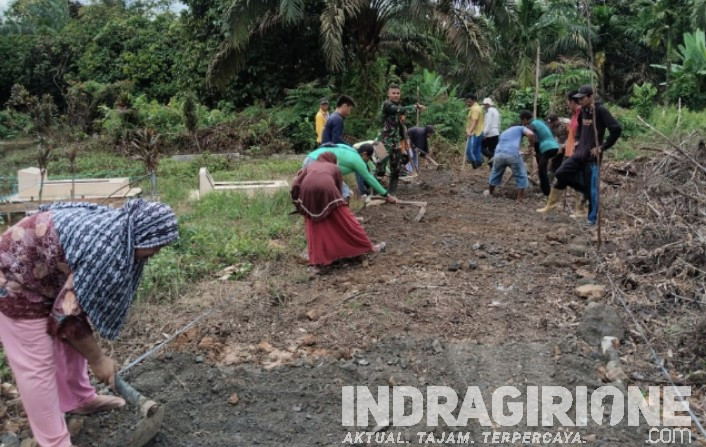 Pemdes Limau Manis Bangun Sirtu Jalan Pemakaman RT 005
