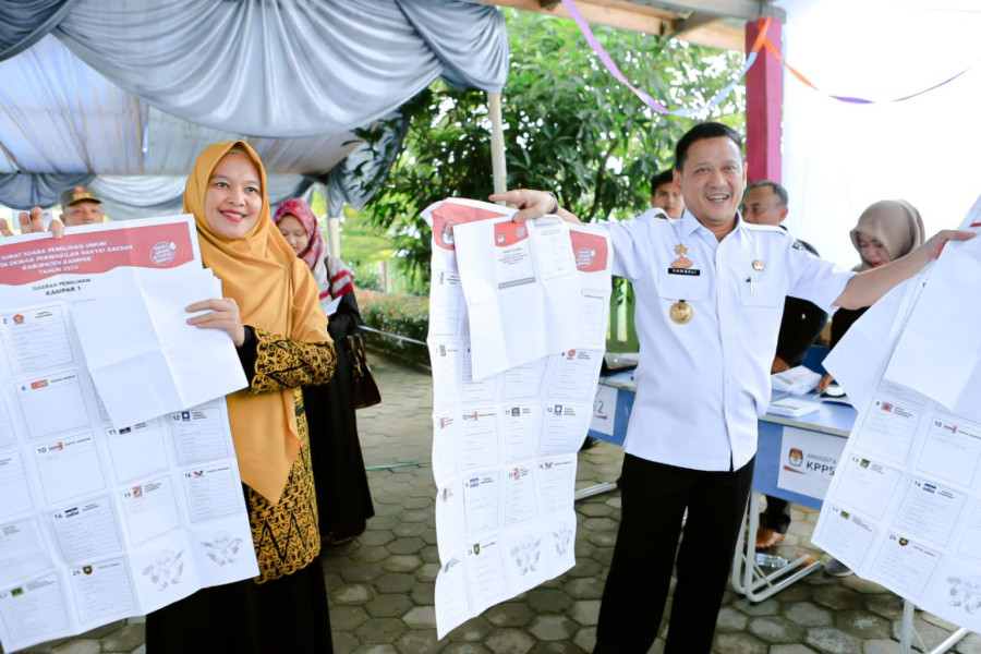 Pj Bupati Kampar dan Keluarga Berikan Hak Suaranya di Desa Salo Timur