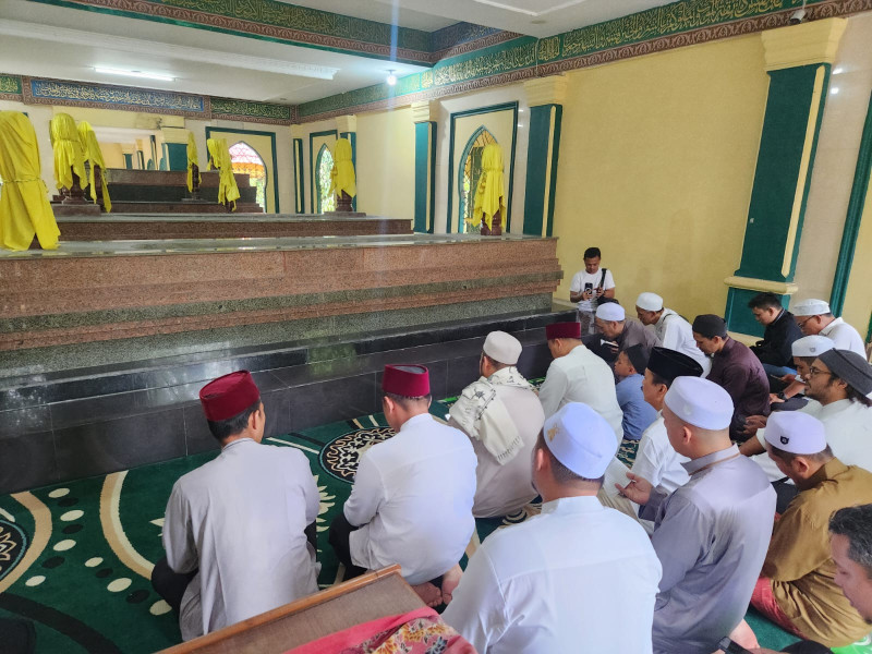 Sehari Jelang Pemilihan, Abdul Wahid Ziarah Ke Makam Marhum Pekan