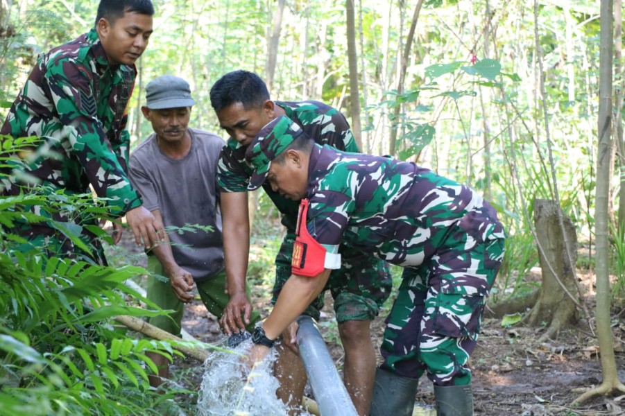 Aliran Harapan dari Brabe, Gotong-Royong Satgas TMMD dan Warga Sambung Pipanisasi Air Bersih