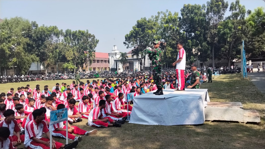 Anggota Koramil Jombang Latih Kedisiplinan di SMK Dwija Bhakti 2