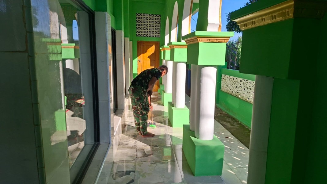 Satgas TMMD Ke-128 Gelar Kerja Bakti di Masjid Nurul Jannah Probolinggo