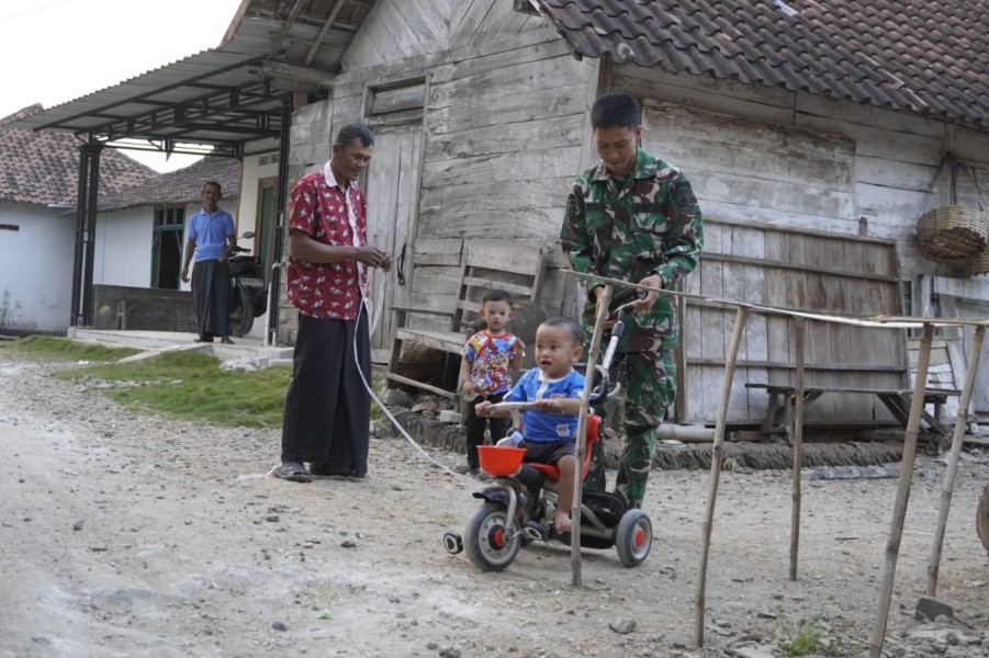 Sahabat Anak: Kehadiran Satgas TMMD 129 Bojonegoro Bawa Keceriaan bagi Bocah Kesongo