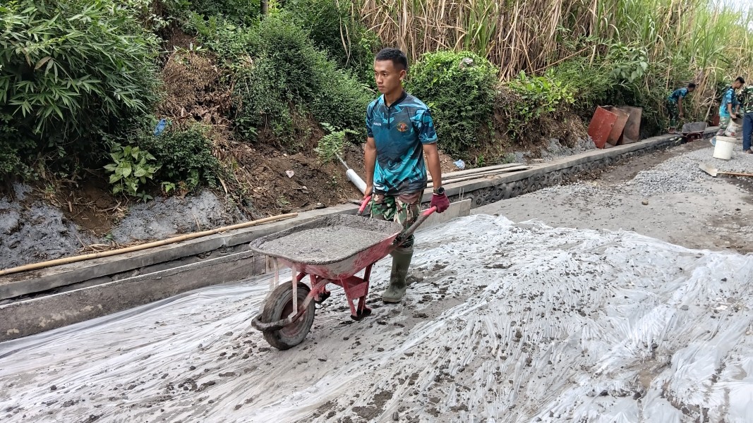 Prada Pramudya Okta Maksimalkan Penggunaan Arco, Percepat Rabat Beton TMMD untuk Kelancaran Aktivitas Warga
