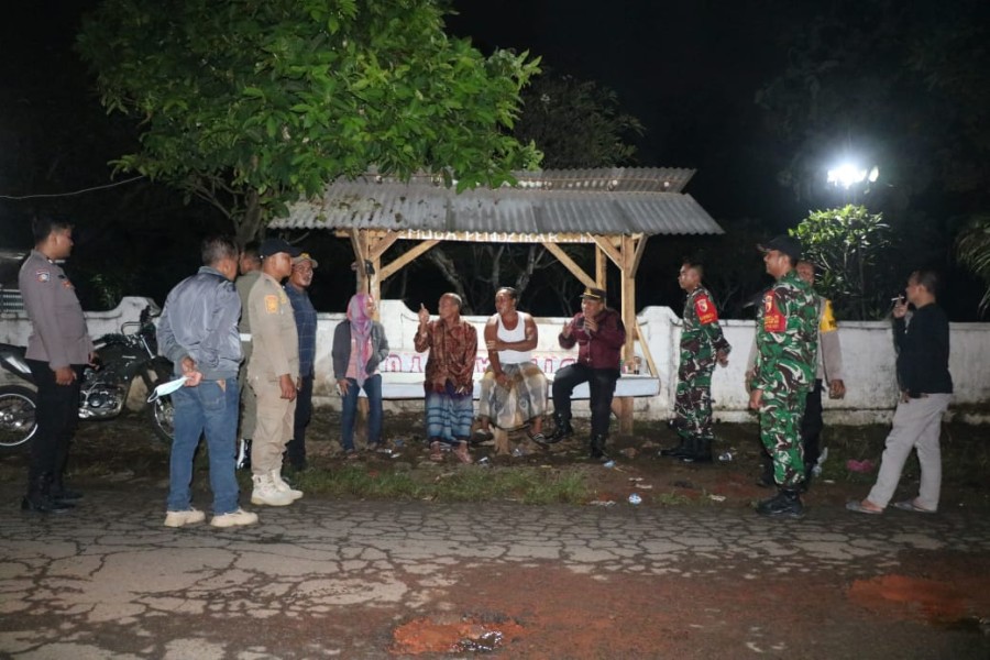 Patroli Malam Muspika Maron Bersama Satgas TMMD Ke-128 Jaga Keamanan Desa Brabe