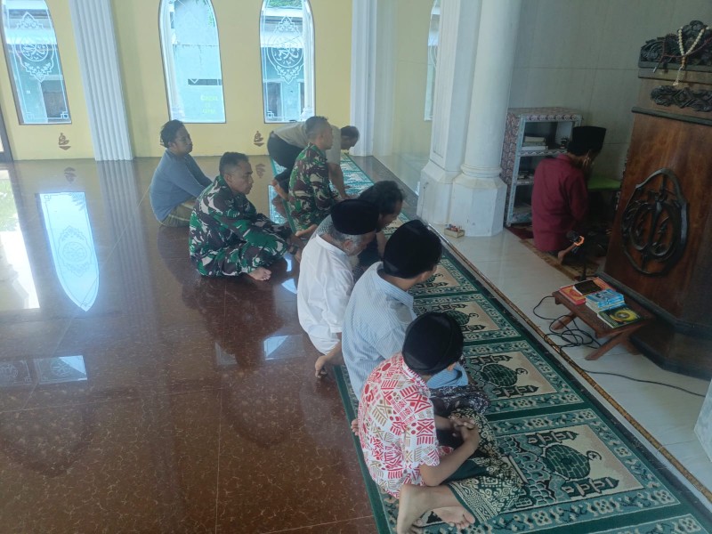 Tingkatkan Kemanunggalan, Satgas TMMD Ke-128 Sholat Asar Berjamaah Bersama Warga Desa Brabe