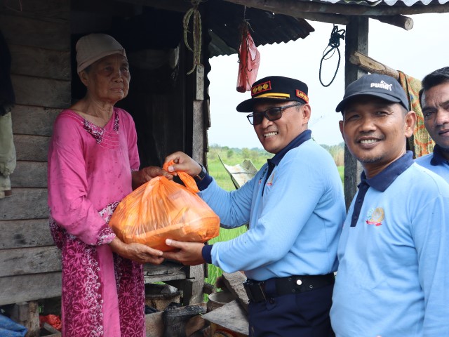 Kalapas Tembilahan  Sambangi Rumah Nenek Siti Nurbaya dan  Berikan Paket Sembako