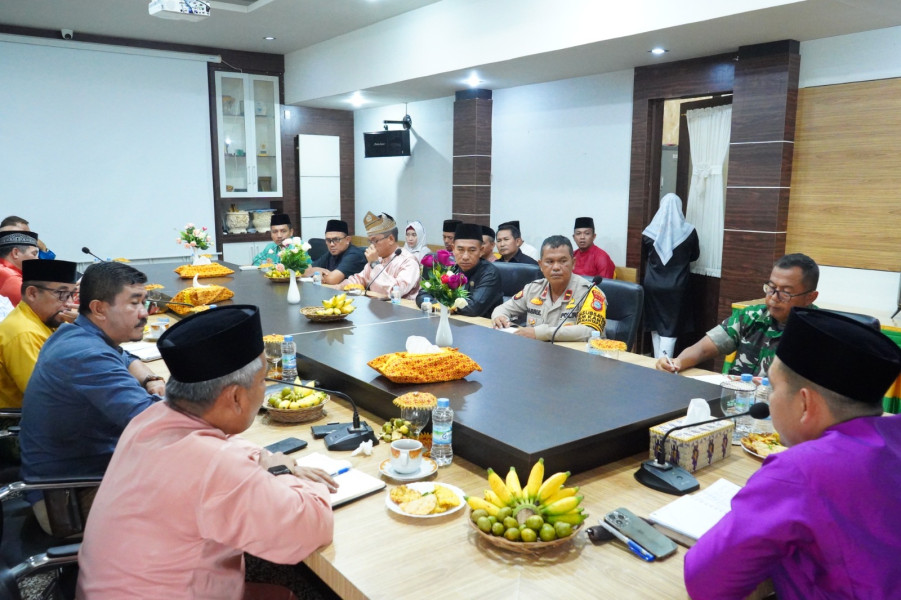 Pj. Bupati Inhil Erisman Yahya Pimpin Rapat Pengelolaan Sampah Sekaligus Evaluasi Program Kamis Bersih