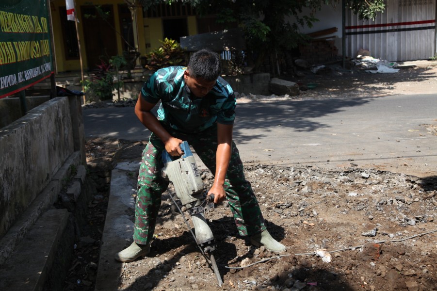 Pembongkaran Struktur TMMD ke-129 Gunakan Alat Bor, Dukung Percepatan Pembangunan