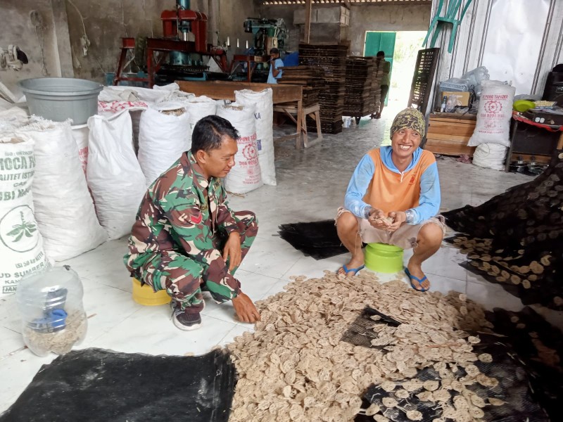 Dukung UMKM di Desa Jatirejo, Babinsa Koramil Diwek Jalin Silaturahmi dengan Pengrajin Kerupuk Mentah