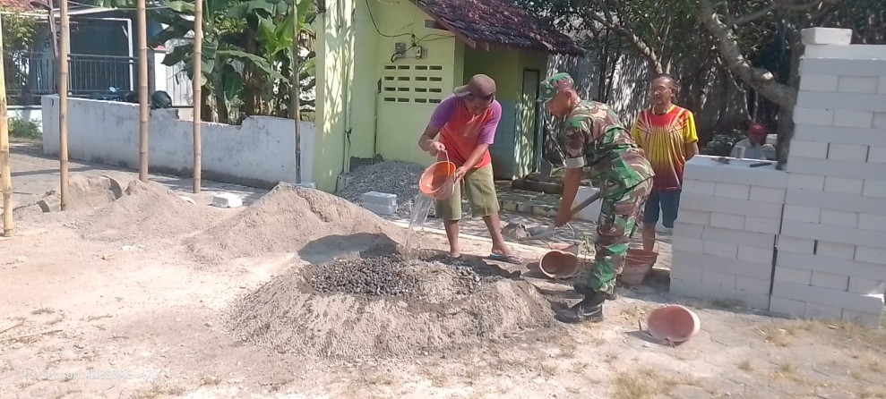 Serka Eko Bersama Warga Perbaiki Pagar Makam Umum