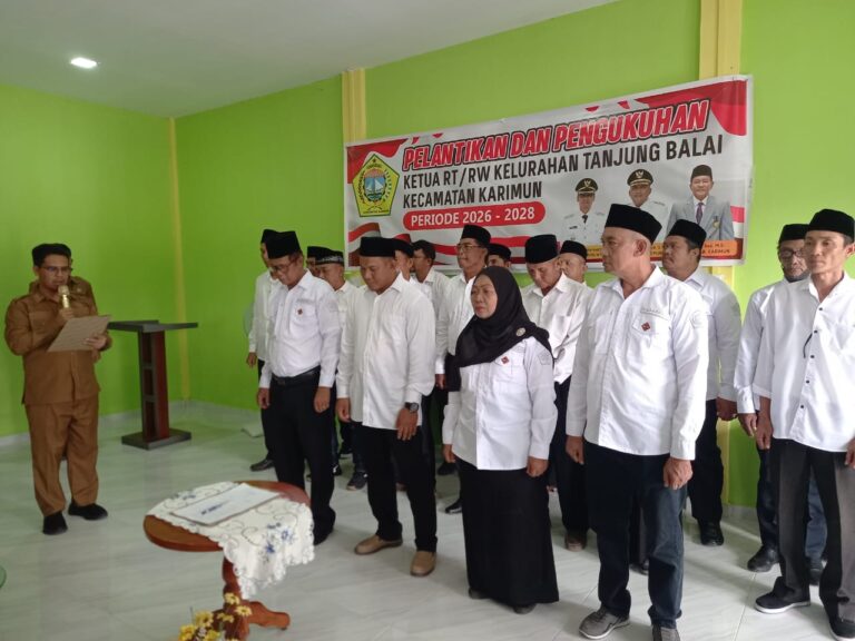 Bupati Karimun H.Ing Iskandarsyah Lantik Secara Resmi 17 RT/RW Se Kelurahan Tanjung Balai